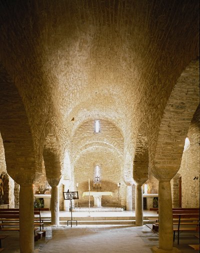 Manastırın iç görünümü by Romanesque