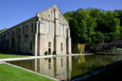 Romanesk mimari: Fontenay, Burgonya, 12. yüzyılın sonlarında Cistercian manastırının demirhanesinin dış görünümü (Fontenay Manastırı, Burgundy, Fransa: demirhane, 12. yüzyılın sonu) by Romanesque