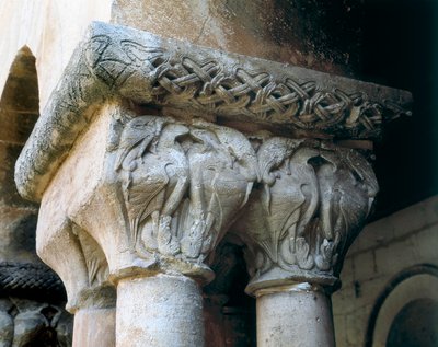 Romanesk sanat: manastırın kuşlarla süslenmiş başlıkları. Mimari by Romanesque