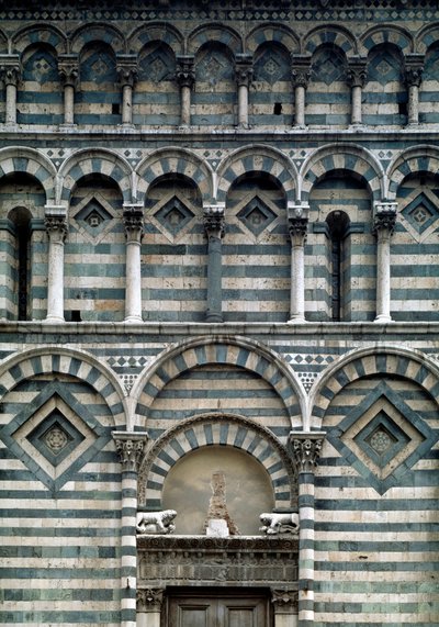 Romanesk sanat: çok renkli cephenin detayı by Romanesque