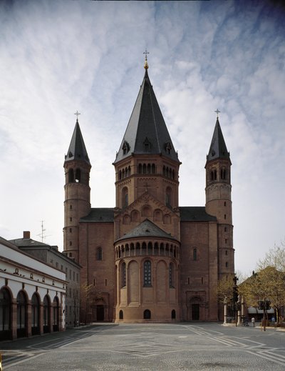 Romanesk sanat: 10. ve 12. yüzyıllar arasında inşa edilen Saint Martin katedralinin görünümü. Mainz, Almanya by Romanesque