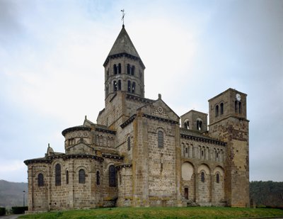 Romanesk sanat: Saint-Nectaire kilisesinin görünümü (12. yüzyıl). by Romanesque