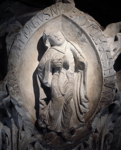 Gregoryen ilahisinin tonları: ikinci ton, koronun başkenti (heykel by Romanesque