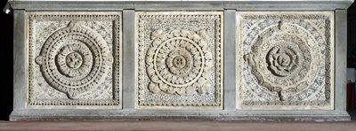 Sunağın görünümü mermer tepsilerden oluşmaktadır Marquette by Romanesque