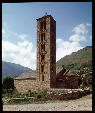 Kilisenin görünümü by Romanesque