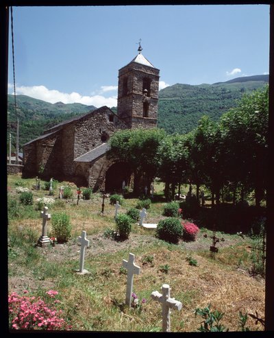 Kilise ve mezarlık manzarası (fotoğraf) by Romanesque