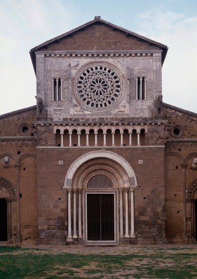 San Pietro kilisesinin cephesinin görünümü (yaklaşık 1250, restauree 1870) Toskana, İtalya (1250 civarında inşa edilmiş ve 1870
