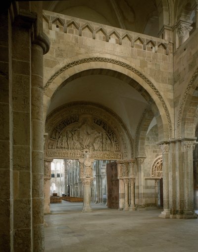 Apotrelerin görevini temsil eden narteks ve merkezi kulak zarının görünümü. Santa Maria Magdalene Bazilikası (Sainte Marie Madeleine (1096-1106), Vezelay, Yonne by Romanesque