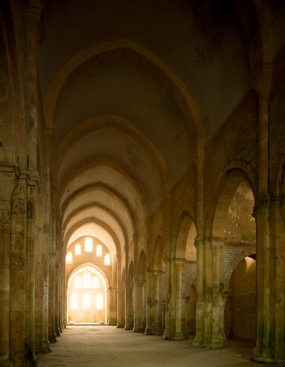 12. yüzyılda kurulan Cistercian manastırının kilisesinin nefinin görünümü. by Romanesque