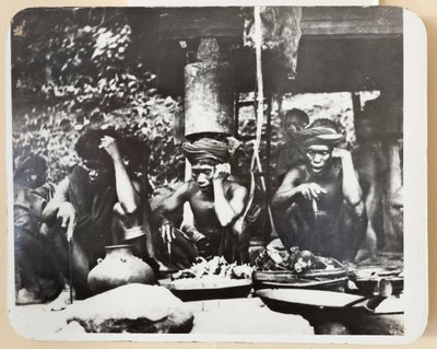 Dini bir tören sırasında Ifugao rahipleri, 1910 (s/b fotoğraf) by Roy Barton
