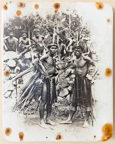 Horoz dövüşü dansı için giyinmiş iki Ifugao by Roy Barton