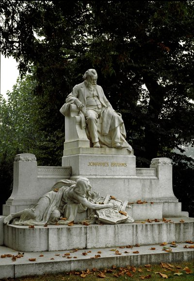 Rudolf von Weyr (1847-1914) tarafından yönetilen Alman besteci Johannes Brahms (1833-1897) anısına yapılan anıt. Ressel Parkı, Viyana Avusturya by Rudolf von Weyr