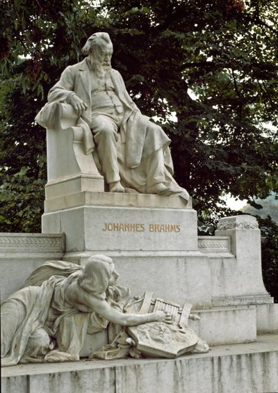 Rudolf von Weyr (1847-1914) tarafından yönetilen Alman besteci Johannes Brahms (1833-1897) anısına yapılan anıt. Ressel Parkı, Viyana Avusturya by Rudolf von Weyr