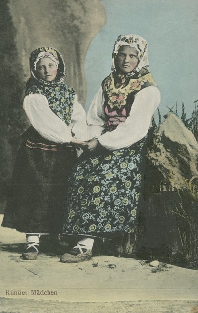 Letonya geleneksel kostümlü kızlar by Russian Photographer