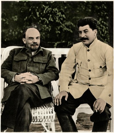 Lenin (Vladimir İlyiç Ulyanov ve Joseph Stalin (Joseph Vissarionovich Djougashvili) Gorki, Ağustos 1922 (fotoğraf) by Russian Photographer