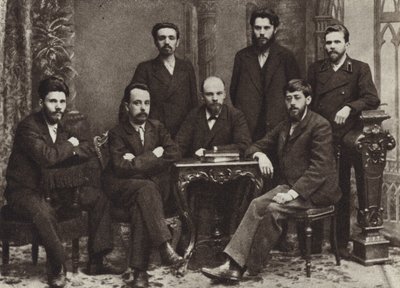 Lenin, St Petersburg İşçi Sınıfının Kurtuluşu İçin Mücadele Birliği üyesi bir grupla, St Petersburg, Şubat 1897 by Russian Photographer