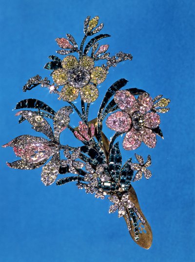 Pırlanta kesim pırlantalar ve zümrütler ile büyük bir buket şeklinde broş, c.1760 (altın, gümüş, pırlanta ve zümrüt) by Russian School