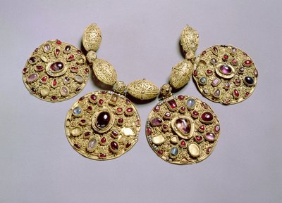 Barmy Yaka madalyonları, telkari ve granülasyon süslemeli, Rayazan, 12. yüzyıl (mücevher ve incili altın set) by Russian School