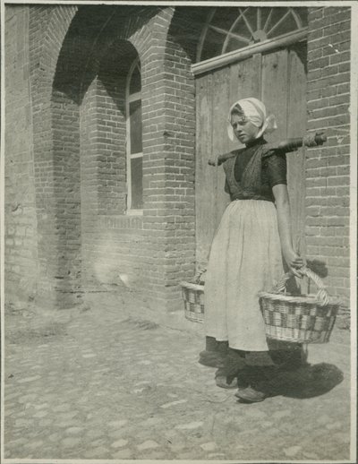 İki sepetli kadın, Avrupa ve Kuzey Afrika Seyahatlerinden Fotoğraf by Sarah Van Doren Shaw