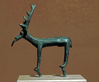 Nuragic kültürü (nuraghi) Sardunya: Iglesias geyiğinin bronz heykelciği. MÖ 8-7 yy. Cagliari, Ulusal Arkeoloji Müzesi, Sardinya, İtalya by Sardinia Nuragic Civilization