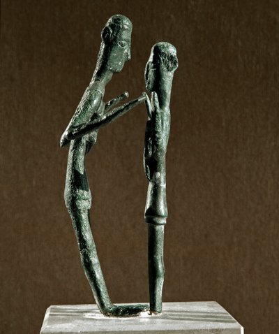 Nuragic kültürü (nuraghi) Sardunyalı: yontulmuş bronz güreşçi grubu. MÖ 8-7 yy. Cagliari, Ulusal Arkeoloji Müzesi, Sardinya, İtalya by Sardinia Nuragic Civilization