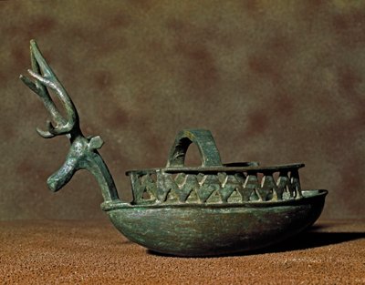 Nuragic kültürü (nuraghi) Sardunya: bronz bir geyik başı figürlü bir tekne şeklinde heykel. MÖ 8-7 yy. Cagliari, Museo Nazionale Archeologico, Sardinya, İtalya by Sardinia Nuragic Civilization
