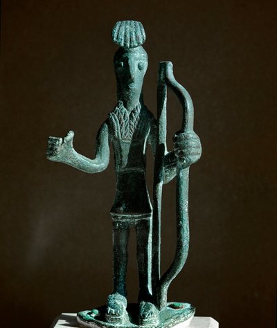 Nuragic kültürü (nuraghi) Sardunya: bronz bir yay (mızrak eksik) çeken bir savaşçının heykelciği. MÖ 8-7 yy. Cagliari, Ulusal Arkeoloji Müzesi, Sardinya, İtalya by Sardinia Nuragic Civilization