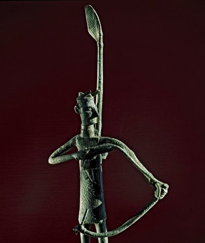 Nuragic kültürü (nuraghi) Sardunya: bronz bir yay çeken savaşçı heykelciği. MÖ 8-7 yy. Cagliari, Ulusal Arkeoloji Müzesi, Sardinya, İtalya by Sardinia Nuragic Civilization