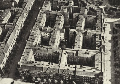 Berlin: Berliner Mietskasernen; Eski Konutlar (s/b fotoğraf) by Sasha Stone