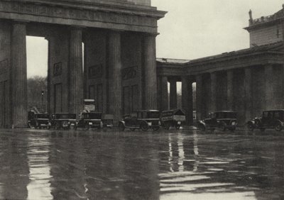 Berlin: Brandenburger Tor; Brandenburg Kapısı (s/b fotoğraf) by Sasha Stone