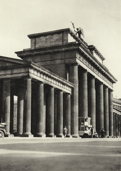 Berlin: Brandenburger Tor; Brandenburg Kapısı (s/b fotoğraf) by Sasha Stone