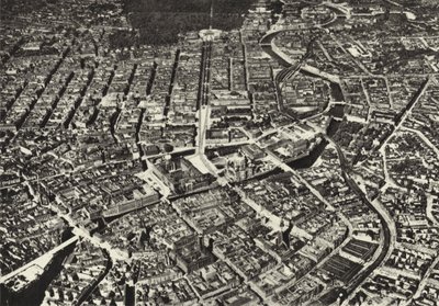 Berlin: Eski çekirdeğin havadan çekilmiş fotoğrafı; Uçaktan görülen Şehir (s/b fotoğraf) by Sasha Stone