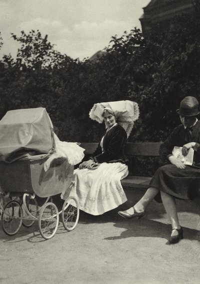 Berlin: Kindermadchen; Hemşire (s/b fotoğraf) by Sasha Stone