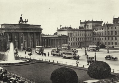 Berlin: Pariser Platz (s/b fotoğraf) by Sasha Stone
