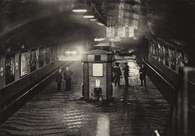 Berlin: Inselbrucke metro istasyonu; Inselbrucke Yeraltı Tren İstasyonu (s/b fotoğraf) by Sasha Stone