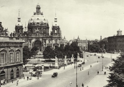 Berlin: Vor der Schlossbrucke; Saray Köprüsü önü (s/b fotoğraf) by Sasha Stone