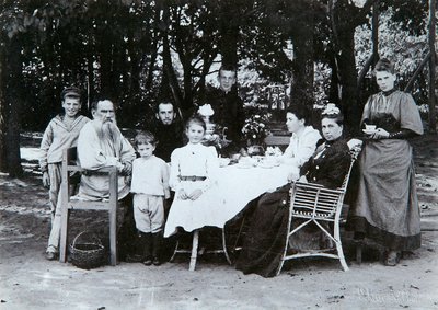 Rus yazar Leo Tolstoy'un ailesi, 19. yüzyılın sonları veya 20. yüzyılın başlarında. by Scherer Nabholz and Co