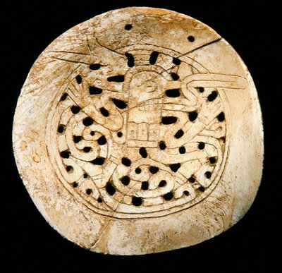 Gorget (deniz kabuğu) by School American