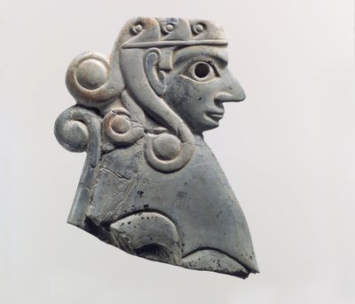 Mobilya levhası: Hathor tarzı buklelere sahip dişi sfenks, MÖ 18. yüzyıl (su aygırı fildişi) by School Anatolian