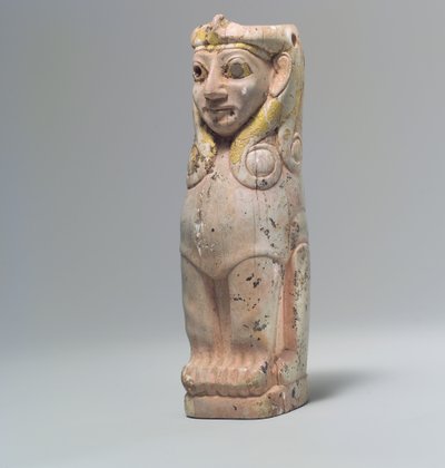 Mobilya desteği: Hathor tarzı buklelere sahip dişi sfenks, MÖ 18. yüzyıl dolayları (su aygırı fildişi, altın varak) by School Anatolian