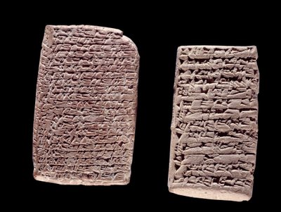 Mezopotamya: Bir ticaret sözleşmesinin Asur tabletleri (solda) (M.Ö. Paris, Brieux Koleksiyonu by School Assyrian