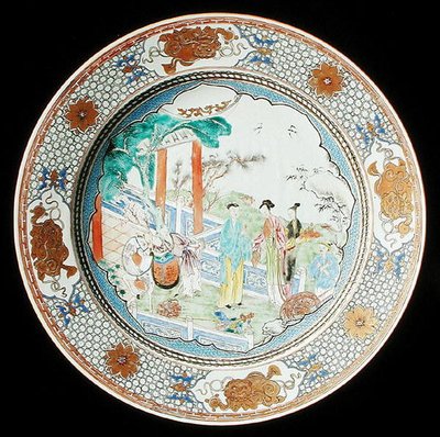 Bir aile gülü şarj aleti, c.1730 (porselen) by School Chinese