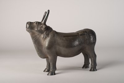 Boğa (kovalanan ve repoussé süslemeli gümüş) by School Chinese