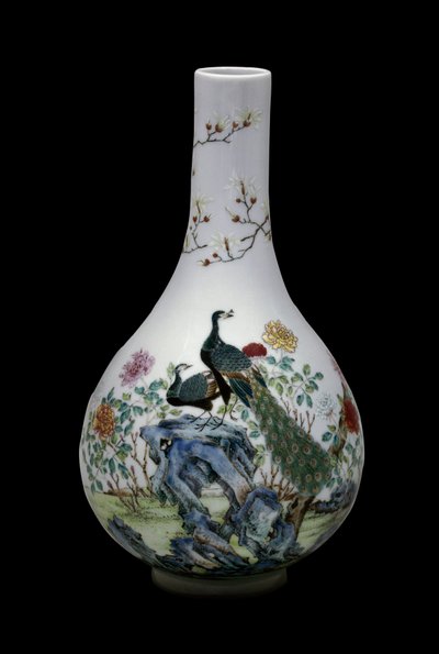 Çin sanatı: kuşlar (tavus kuşları dahil) ve çiçeklerle süslenmiş pembe ailenin seramik vazosu. Qianlong Reg (1736-1795). Paris, Musee Guimet, Musee National des Arts Asians. by School Chinese