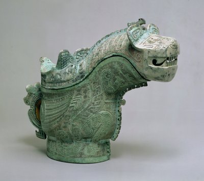 Kaplan ve baykuş süslemeli kapalı ritüel 'Kuang' şarap dökme kabı, Shang Hanedanlığı (yeşil patinalı bronz döküm) by School Chinese