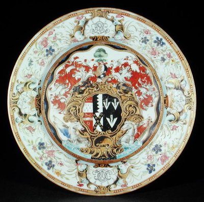 Leake Okeover Esq., Kangxi dönemi (1662-1722) (porselen) kollarıyla Rokoko tarzında famille gül emayelerinde boyanmış yemek tabağı by School Chinese