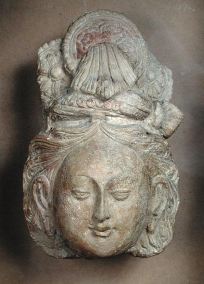 Tumshuq (Sincan) 6.-7. yüzyıldan (pişmiş toprak) ayrıntılı bir saç stiline sahip bir Bodhisattva