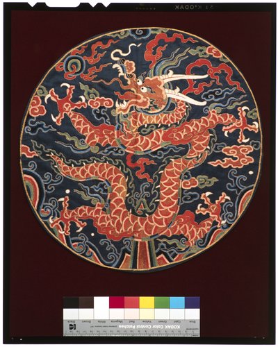 Dördüncü Derece Prens Nişanı (ejderha profili ile), c.1700-25 (ipek) by School Chinese