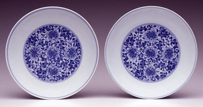 Stilize nilüfer çiçekleri, Yongzheng işareti ve 1723-35 dönemi (mavi sırlı porselen) ile bir çift tabak tabağı by School Chinese