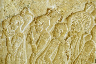 Antik Mısır, Duvar oyma/resim, Petosiris Mezarı, Tuna el Gebel, MÖ 300, Şarap kavanozları taşıyan adamlar (fotoğraf) by School Egyptian